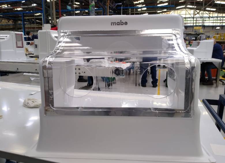 Mabe entrega 6.000 Aerobox en Colombia con el fin de proteger al personal médico del contagio de coronavirus. Antioquia recibió 600, según requerimientos de la Secretaría de Salud. CORTESÍA MABE