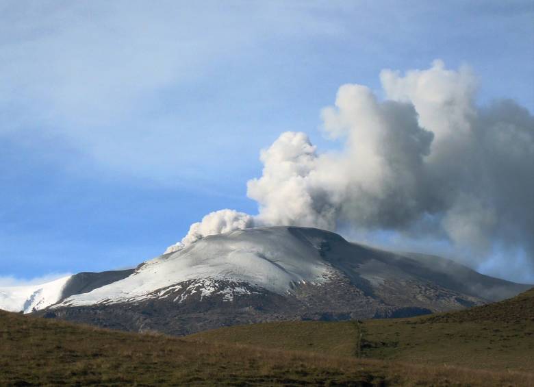 El volcán nevado del Ruiz, que ha aumentado su actividad en los últimos días, está catalogado como nivel amarillo desde septiembre de 2012, cuando se reactivó. FOTO colprensa