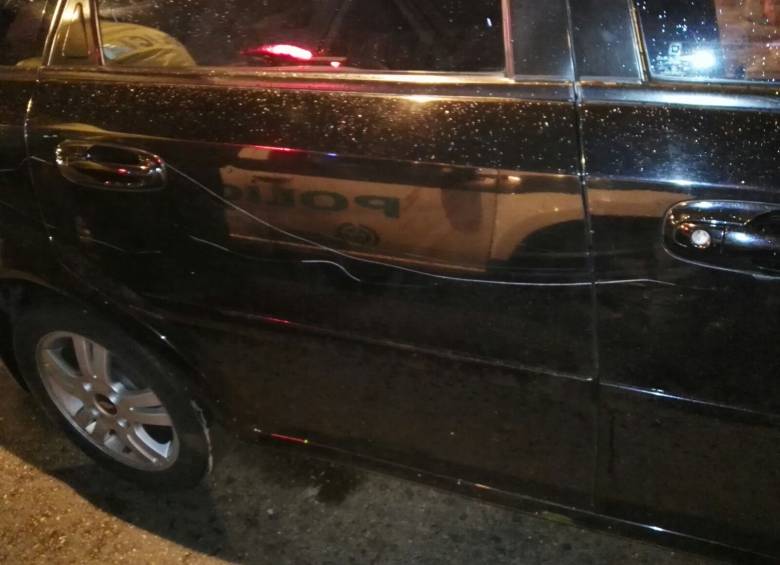 Así quedó el vehículo luego de la encerrona que le realizaron algunos taxistas a este conductor de Uber. FOTO CORTESÍA