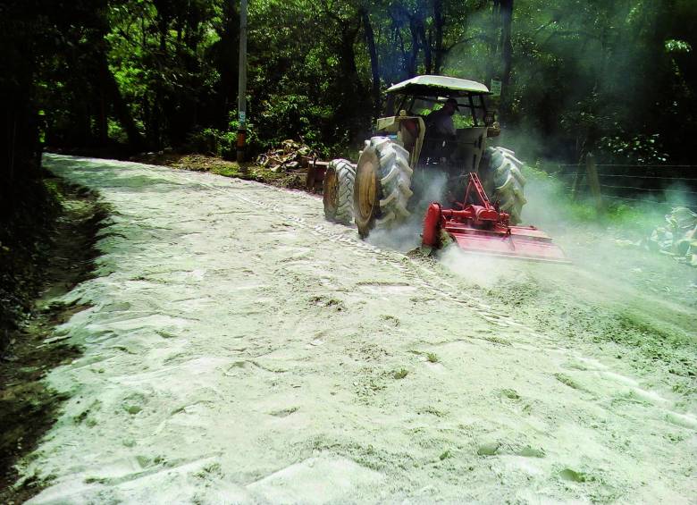 Luego se compacta, se hidrata y se endurece. Fotos cortesía alcaldía de rionegro