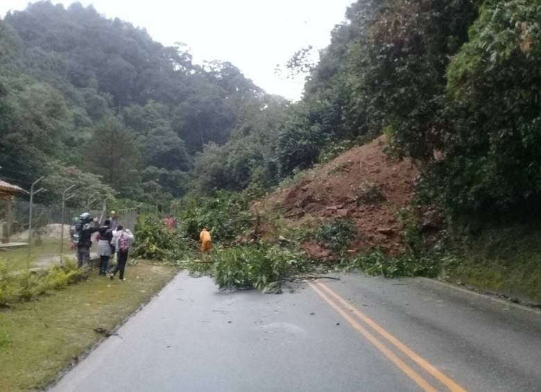 Paso entre Medellín y el suroeste antioqueño amaneció cerrado por deslizamientos