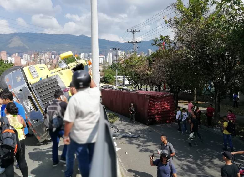Volcamiento de camión en la autopista sur. Foto: Guardianes Antioquia