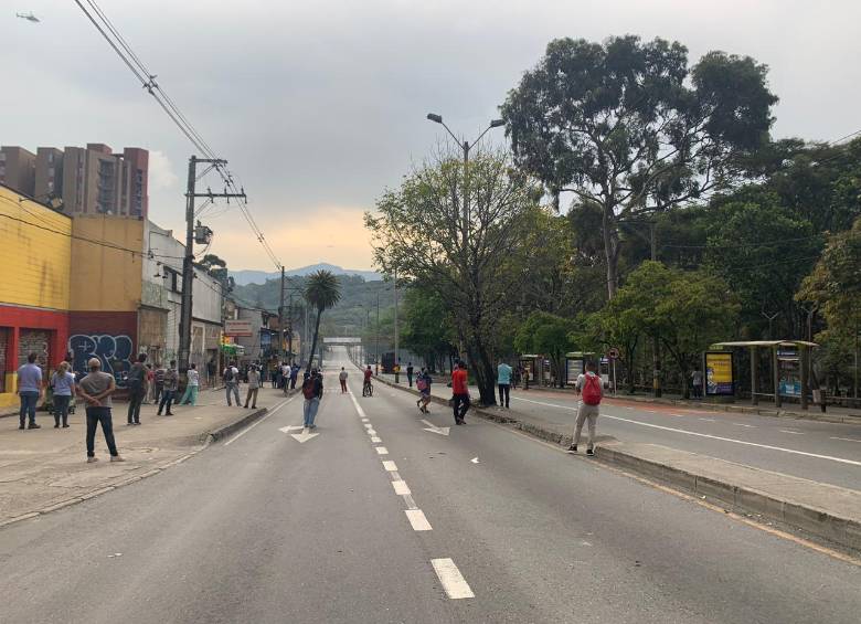 Personas miran una tanqueta del Escuadrón Móvil Antidisturbios (Esmad). FOTO José Luis Arango