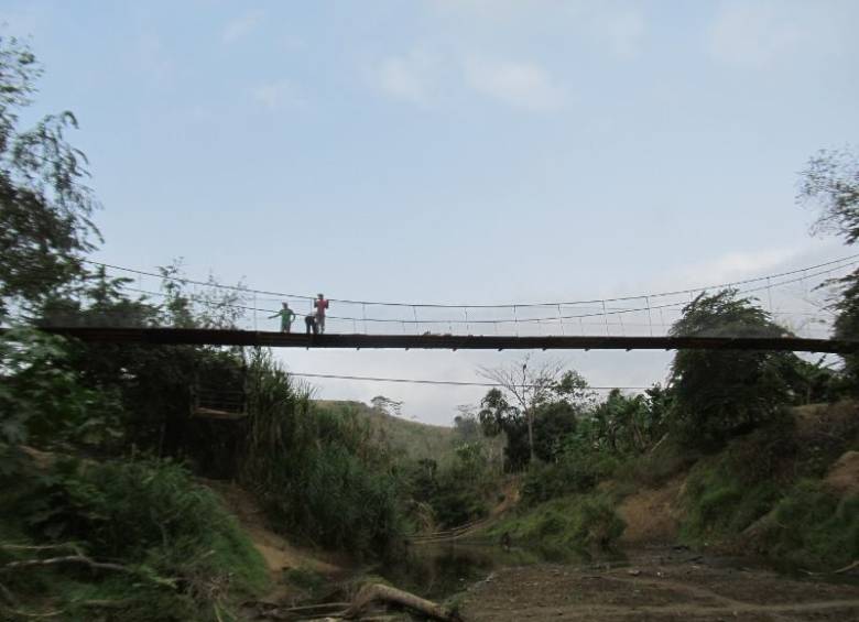 Unos cien turbeños trabajaron de manera voluntaria en la construcción del puente peatonal de la vereda Galilea. FOTO Cortesía 