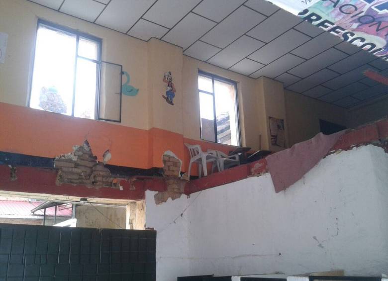 16 niños salieron heridos luego de que colapsara la estructura de un colegio en Fusagasugá, Cundinamarca. CORTESÍA @bomberosfusa