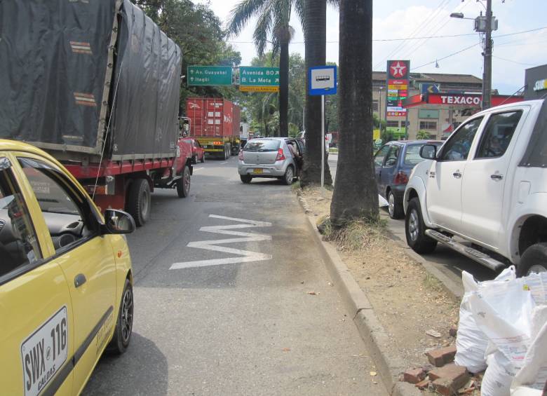 En los trayectos en los que no hay ciclorrutas, los vehículos le cierran espacios y se le atraviesan a las bicicletas.