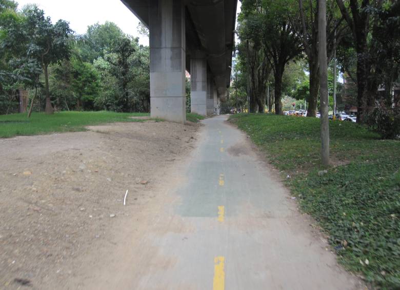 La solitaria ciclocrruta, debajo del viaducto del Metro, que va por Pichincha de la carrera 70 hasta la 65. Ahí hacen de las suyas los ladrones. FOTO DANIEL PALACIO