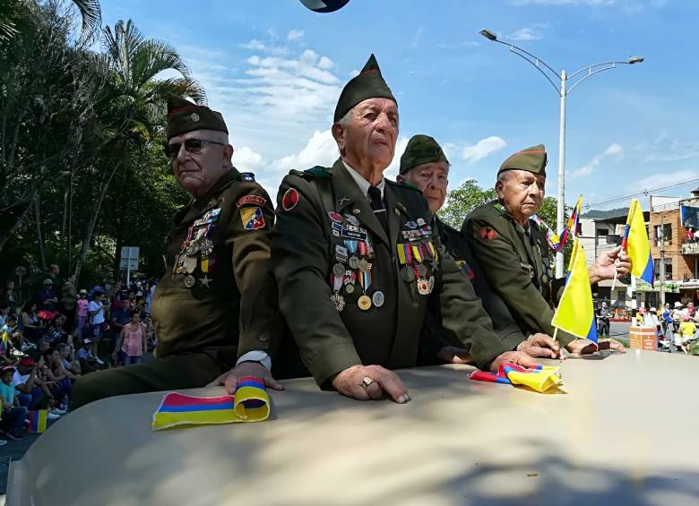 La 70 vibró con desfile militar por el Día de la Independencia 