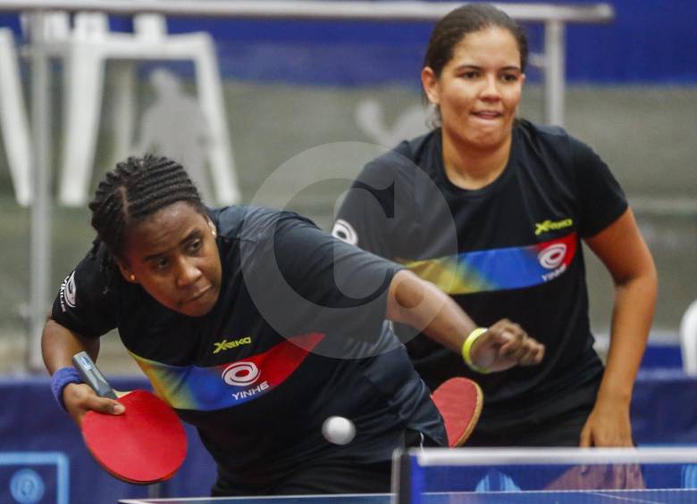 Las damas locales barrieron en el Suramericano. Las ganadoras de dobles, Paula Medina y Luisa Zuluaga. FOTO julio c. Herrera