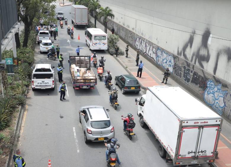Puesto de control en la entrada a Envigado, a la altura del centro comercial Viva. FOTO CORTESÍA ALCALDÍA DE ENVIGADO