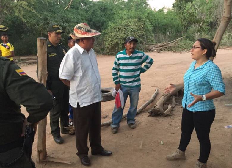 El Gobernador de La Guajira visitó el barrio de Paraguachón donde ocurrió la supuesta incursión. FOTO CORTESÍA GOBERNACIÓN LA GUAJIRA 