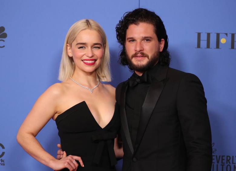 Emilia Clarke y Kit Harrington presentaron una categoría en los Globo de Oro. Juego de Tronos no ganó el premio al que estaba nominado. FOTO Reuters