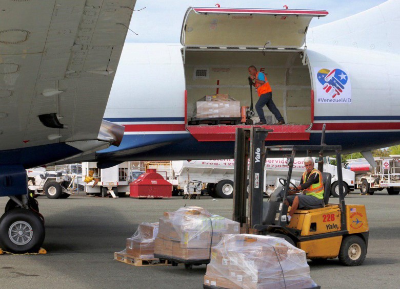 Este es el avión que logró entrar a Venezuela con ayuda humanitaria desde Puerto Rico. FOTO: @LuisRiveraMarin