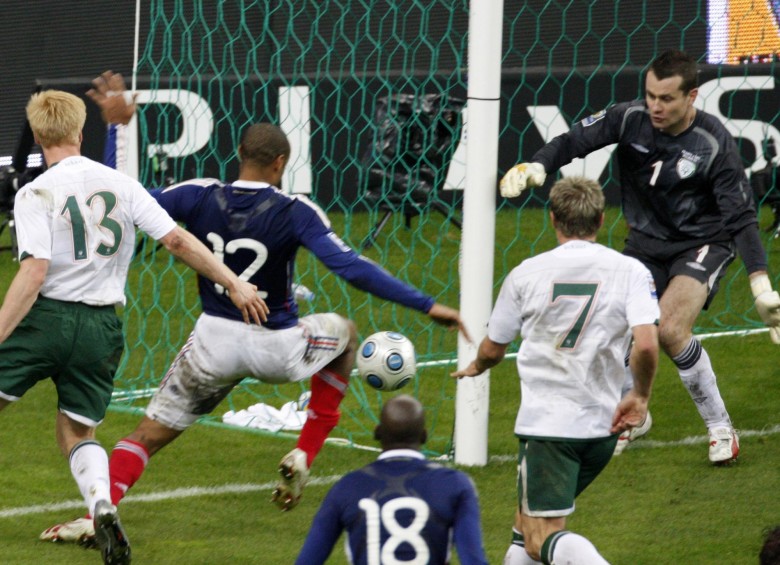 Esta fue la mano de Henry con la que Francia se clasificó al Mundial de Sudáfrica-2010. Fifa no aceptó petición de Irlanda para repetir el duelo. Ayer se supo que dio dinero para evitar demandas FOTO AP