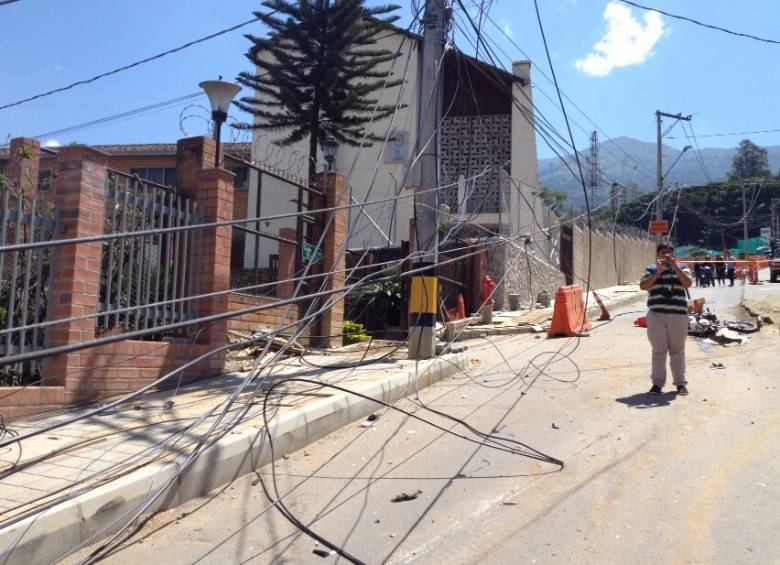  Personal de EPM trabaja para restablecer el servicio de energía en el sector. FOTO EDWIN BUSTAMANTE