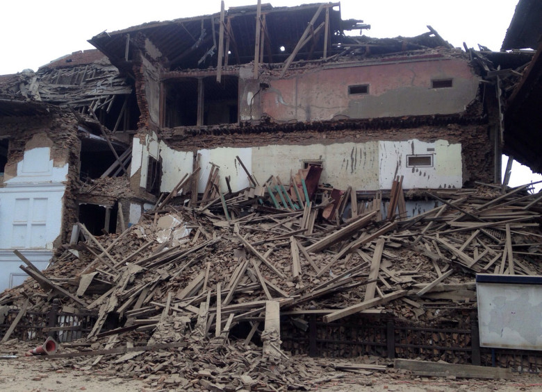 Calles y vías alrededor de la capital están completamente destrozadas y con grietas. Foto AP