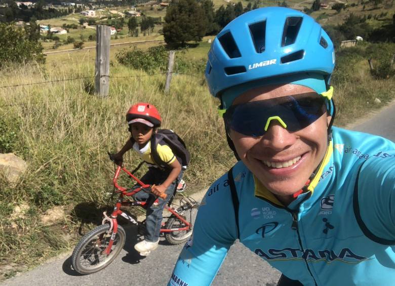 Miguel Ángel López disfrutando de la compañía de sus paisanos. Carta fuerte de Astana. 