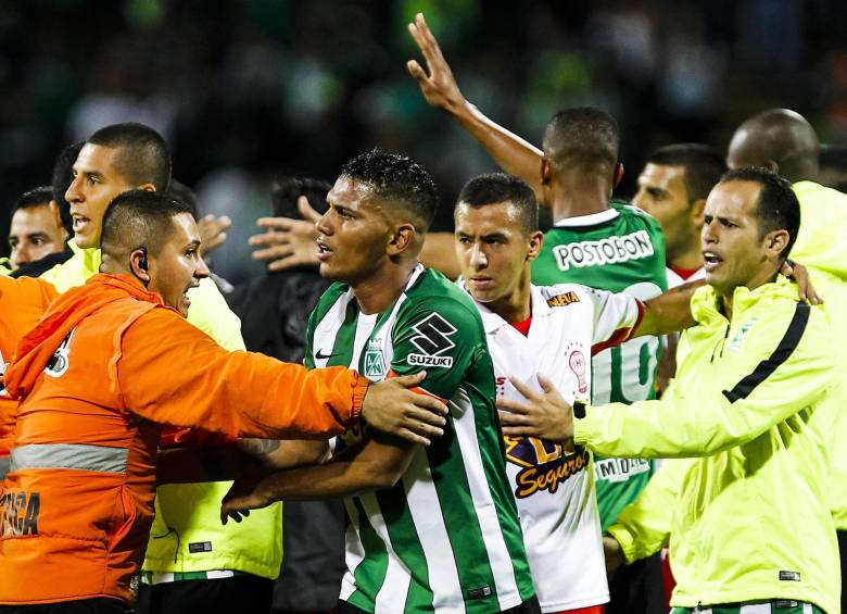 Jugadores de Nacional se apartaron de la pelea en la chanca. FOTO JAIME PÉREZ
