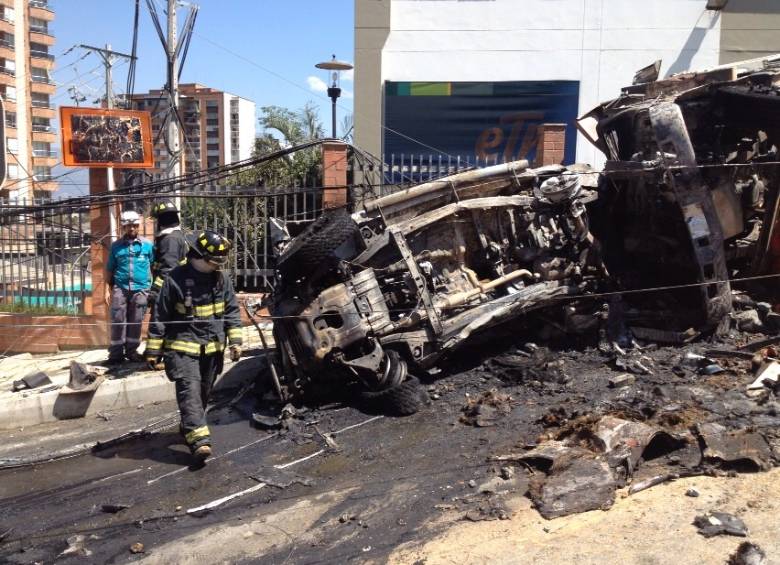 El incendio de una de las volquetas causó pánico en El Poblado. FOTO EDWIN BUSTAMANTE