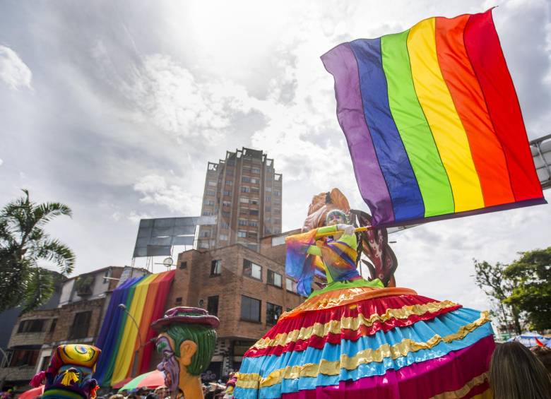 La marcha Lgbtiq tuvo chirimías y presencia de instituciones como la Alcaldía de Medellín y la Personería. Transcurrió tranquila, en medio de música, bailes y disfraces. FOTO carlos velásquez