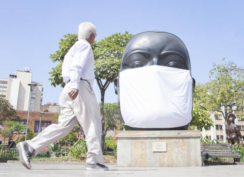 En 2016 el colectivo Low Carbon City le puso tapabocas a las esculturas de la Plaza Botero como un símbolo de protesta ambiental. Foto: Archivo 