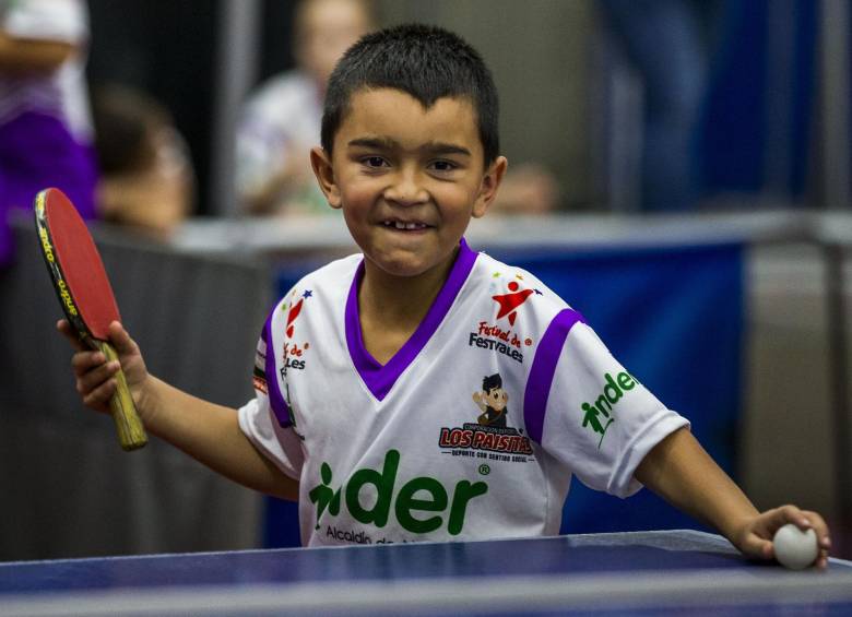 Emanuel, de Rionegro, y María Fernanda, de Envigado, prometen ser el relevo en el tenis de mesa. FOTOs Julio C. Herrera