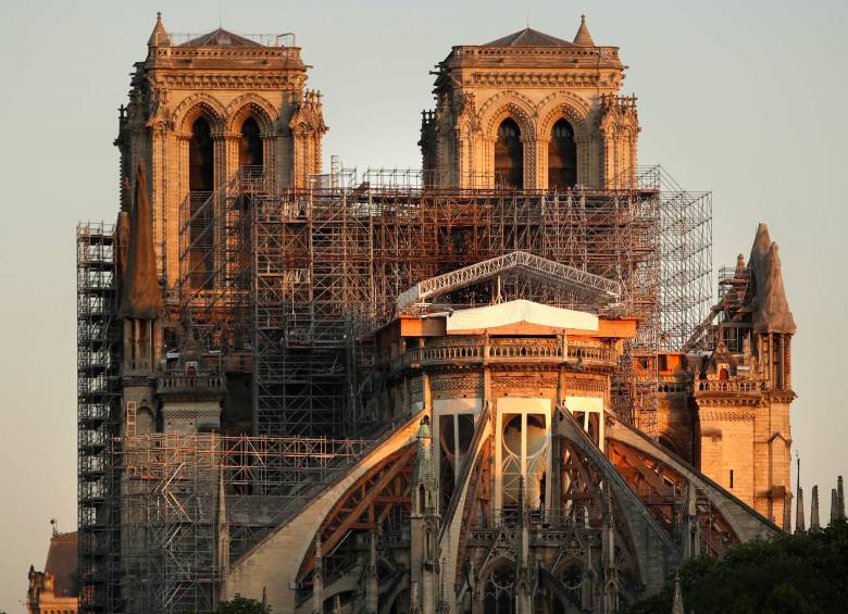 La catedral Notre Dame de París vivirá a partir de este lunes la última fase de la delicada operación destinada a desmontar el andamiaje instalado para restaurar la aguja cuando se produjo el incendio del 15 de abril de 2019. Foto: AFP. 