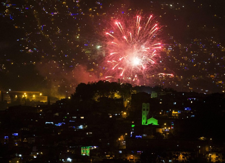 Así lució el cielo de Medellín durante la polémica alborada. FOTO JULIO CÉSAR HERRERA