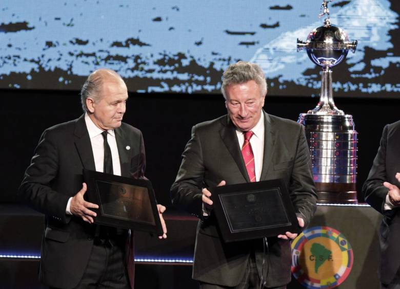 Se hizo un homenaje a Matías Lamens, presidente del San Lorenzo, a Alejandro Sabella, exseleccionador de Argentina. FOTO AFP