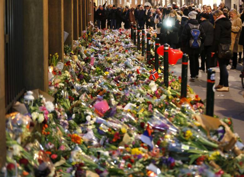 Al frente de la sinagoga donde se realizó el atentado se han ubicado cientos de ofrendas florales. FOTO AP