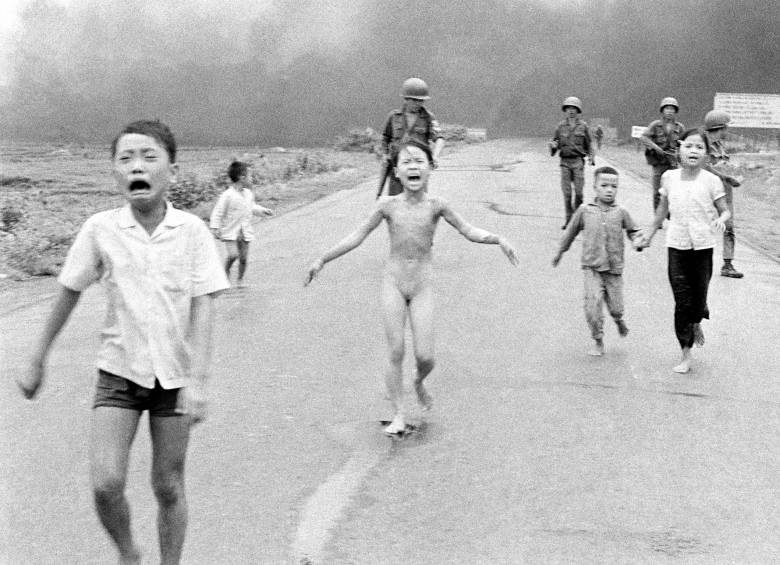 La niña de napalm, tomada por Nick Ut en 1972 durante la guerra de Vietnam. FOTO Archivo AP.