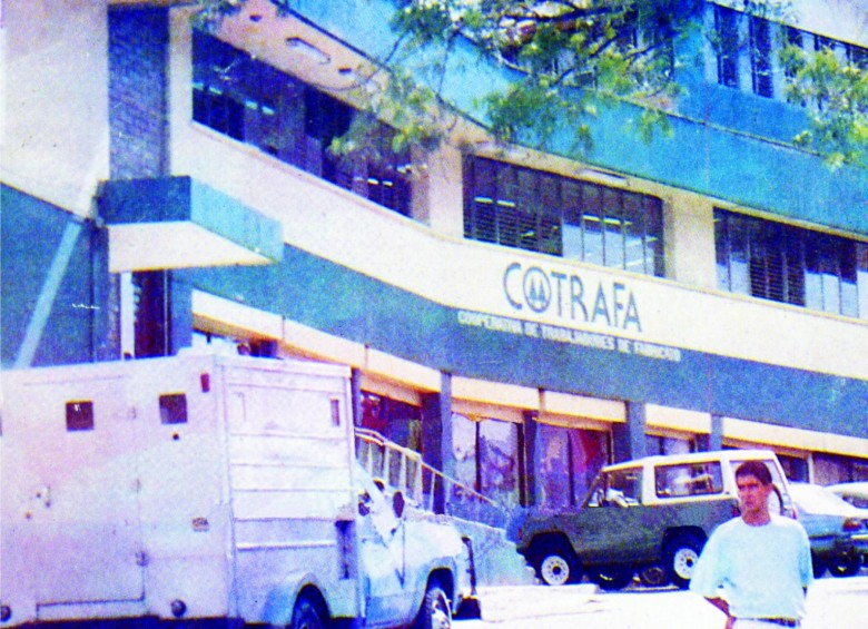 A la izquierda, aspecto de la antigua sede de Cotrafa, en el municipio de Bello, que un incendio destruyó en diciembre de 1992. A la derecha, el edificio principal de la cooperativa financiera que empezó a construirse en el año 1996. FOTOS Cortesía.