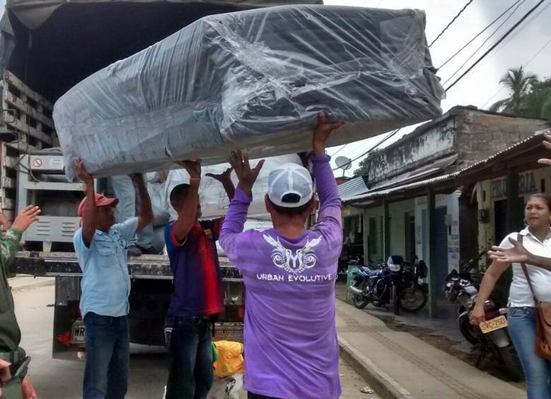 Este martes desplazados en El Bagre recibieron ayuda humanitaria de la Unidad de Víctimas. FOTO Cortesía / Unidad de Víctimas 