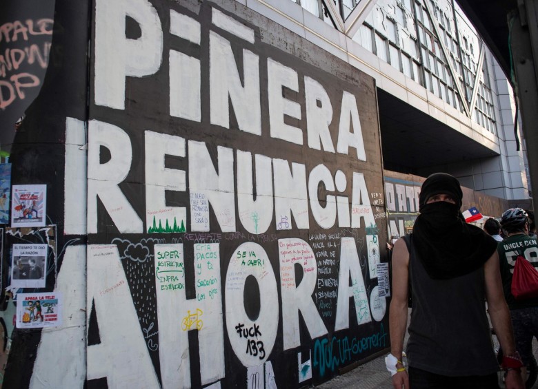 Los manifestantes han llegado a exigir la renuncia del presidente de Chile, Sebastián Piñera. FOTO: Agencia AFP.