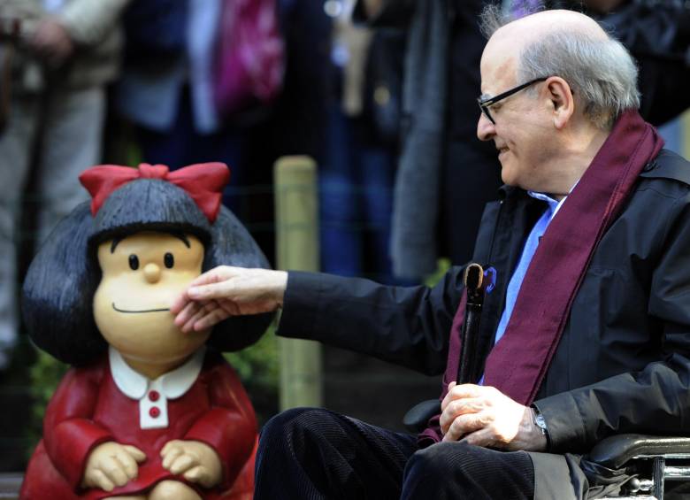 Quino posó con una escultura de Malfada en España hace tres años, cuando recibió el Premio Príncipe de Asturias. FOTO AFP