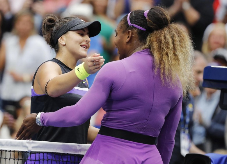 La canadiense Bianca Andreescu (izquierda), saluda a su rival Serena Williams, luego ganarle la final del US Open. Foto Efe.