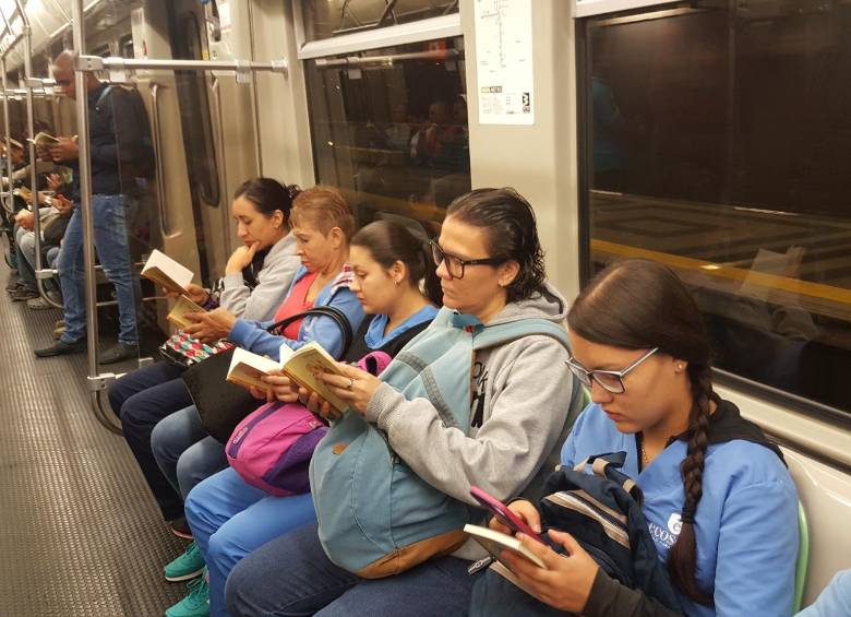 Palabras Rodantes es una colección pensada para que los lectores, después de terminar de leer el libro, lo entreguen a otra persona o lo dejen en el sistema masivo de transporte para que alguien más lo recoja y lea. Foto Cortesía Metro de Medellín.