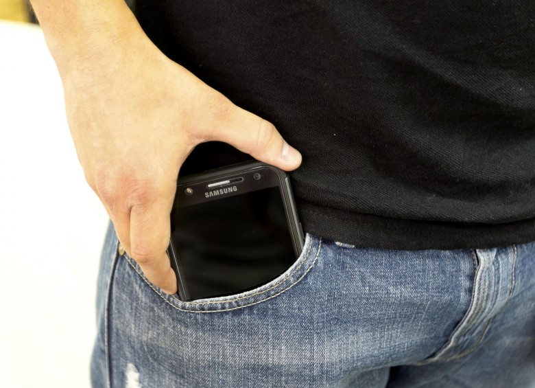Guardar el celular en el bolsillo afectaría la fertilidad masculina