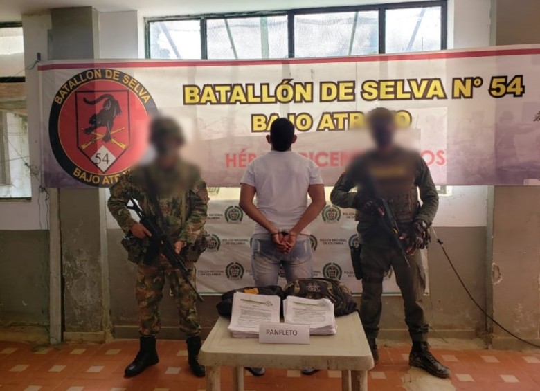 Este hombre de 33 años fue capturado en Riosucio, Chocó, distribuyendo los panfletos del Clan del Golfo. FOTO: CORTESÍA DE GUARDIANES ANTIOQUIA.