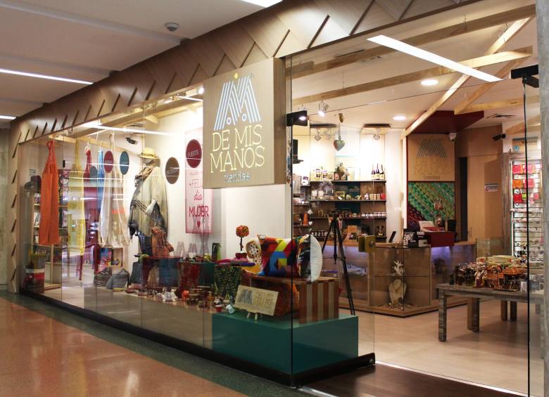 La Corporación Mundial de la Mujer tiene cuatro tiendas, como esta en Unicentro, que sostiene para facilitar la venta de productos de microempresarios locales que acompaña a crecer. FOTO cortesía