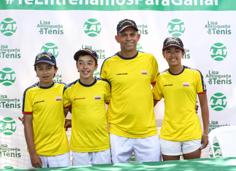 Pablo Suárez, Alejandro Arcila, Jaime Restrepo y Mariana Higuita, la cuota antioqueña en el inolvidable título. FOTO cortesía lattenis