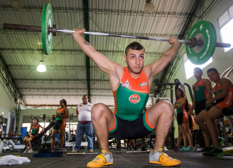Las pesas es uno de los deportes fuertes de Sabaneta. El proceso actual lo orienta Samuel Álvarez, un referente regional y nacional que brilló en pasado. FOTO Julio César Herrera