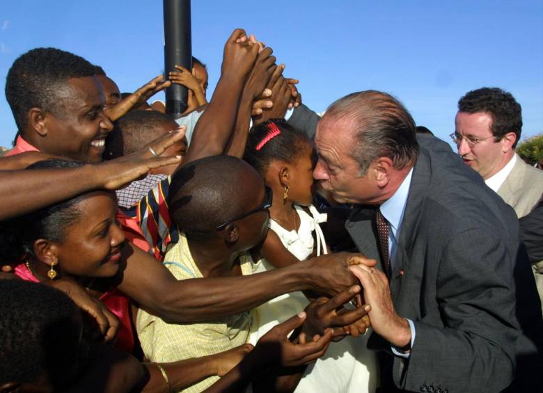 En esta foto de archivo tomada el 19 de mayo de 2001, el presidente francés Jacques Chirac se encuentra con la multitud que lo recibe en la isla de Mayotte, un territorio francés de ultramar del Océano Índico. FOTO AFP