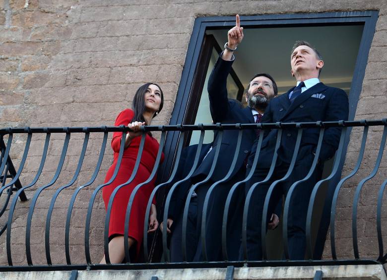 El actor británico Daniel Craig y la actriz italiana Monica Bellucci con el ministro de Cultura Dario Franceschini promocionando la cinta. FOTO AFP