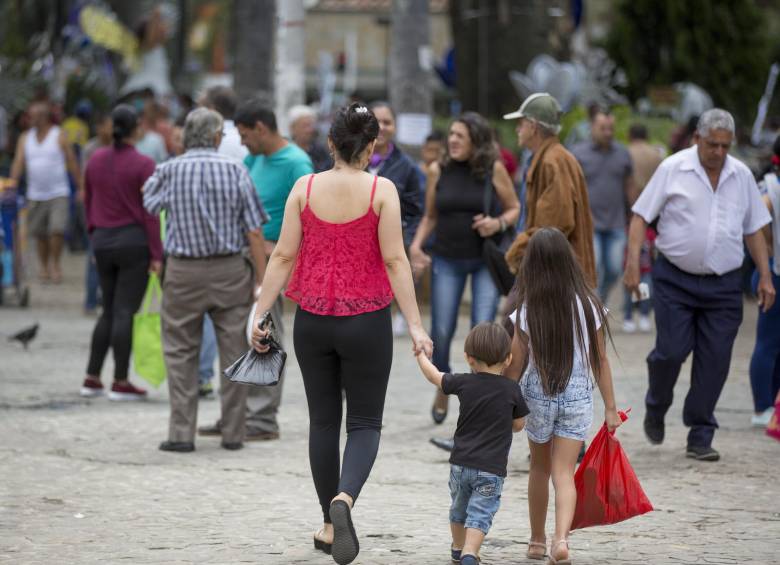 Tener un hijo no implica por sí perjuicio: si resulta poco consumista y consciente ambientalmente, reduce su impacto frente a otros. Una decisión personal con efecto global. FOTO Edwin Bustamante