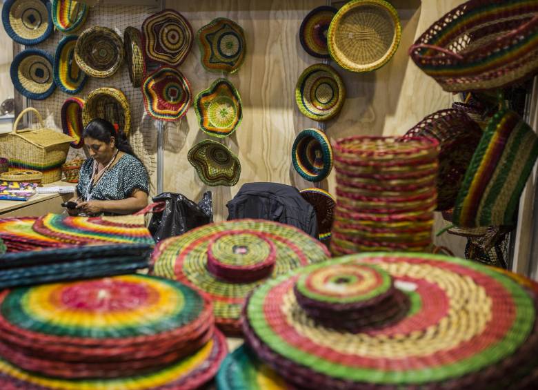 Mujeres indígenas que han heredado la tradición cultural de sus comunidades. En sus creaciones reflejan símbolos, como los lazos que unen a la familia. Desde hoy son parte de 300 artesanos que están en su feria en Medellín. Detalles. FOTO cortesía expoartesano