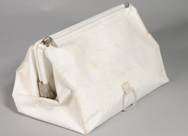 Esta era la bolsa que Neil Armstrong tenía bien guardada y fue descubierta por su esposa. FOTO AP