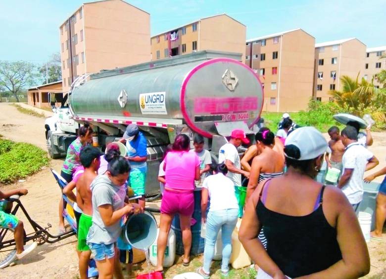 En carrotanques se reparte el líquido en las zonas afectadas por la suspensión indefinida del servicio de acueducto en esta localidad del Urabá antioqueño. FOTO cortesía alcaldía de arboletes
