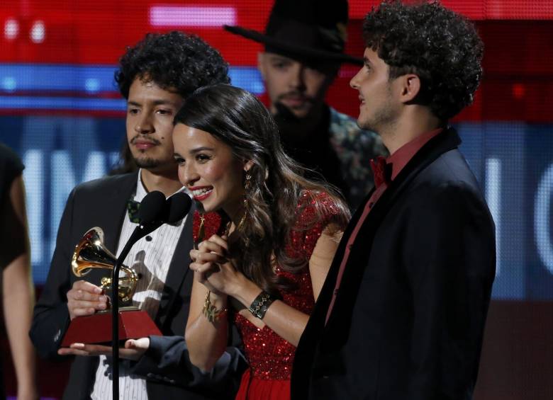 Monsieur Periné ganadores como Mejor Nuevo Artista. FOTO Reuters