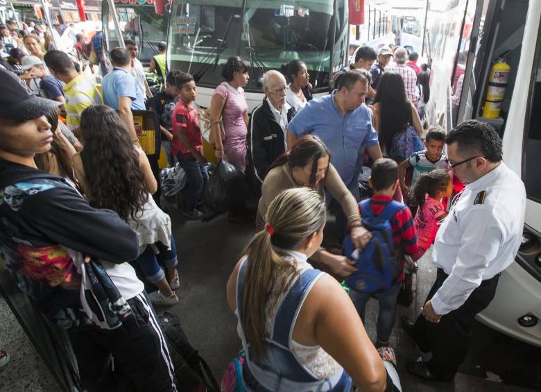 La Superintendencia de Transporte dispuso de personal especial de vigilancia en los terminales del país. FOTO JULIO CÉSAR HERRERA